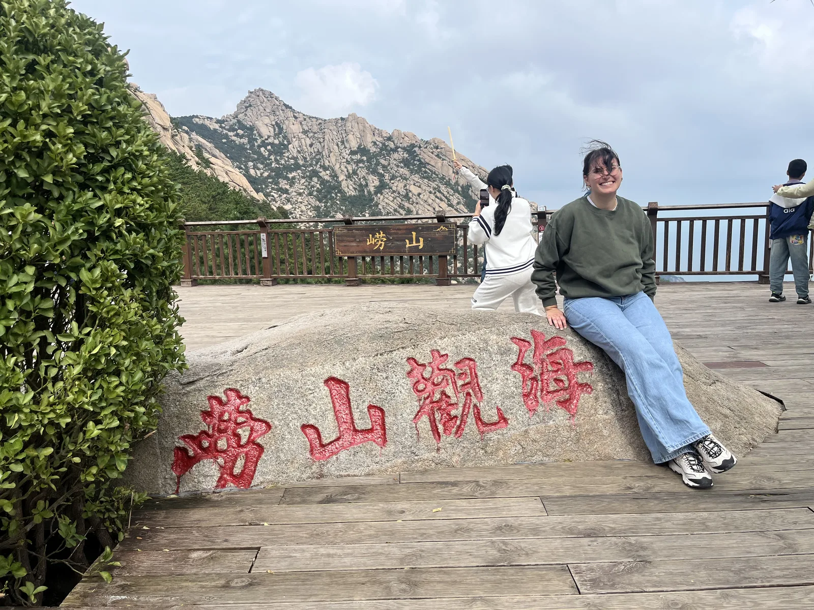 Alessandra sulla roccia con l’incisione 崂山观海, al monte Lao