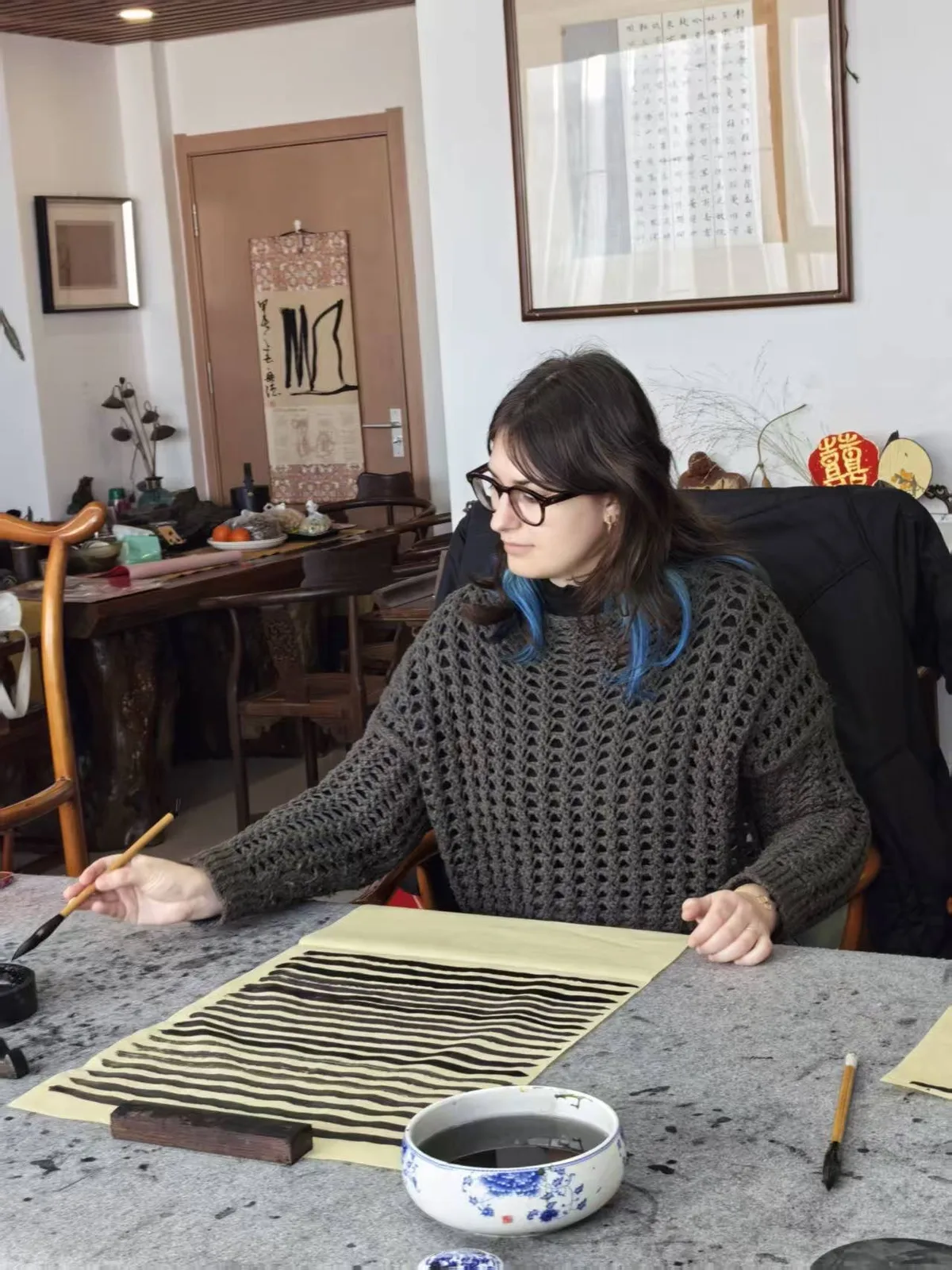 Alessandra durante una lezione di calligrafia cinese
