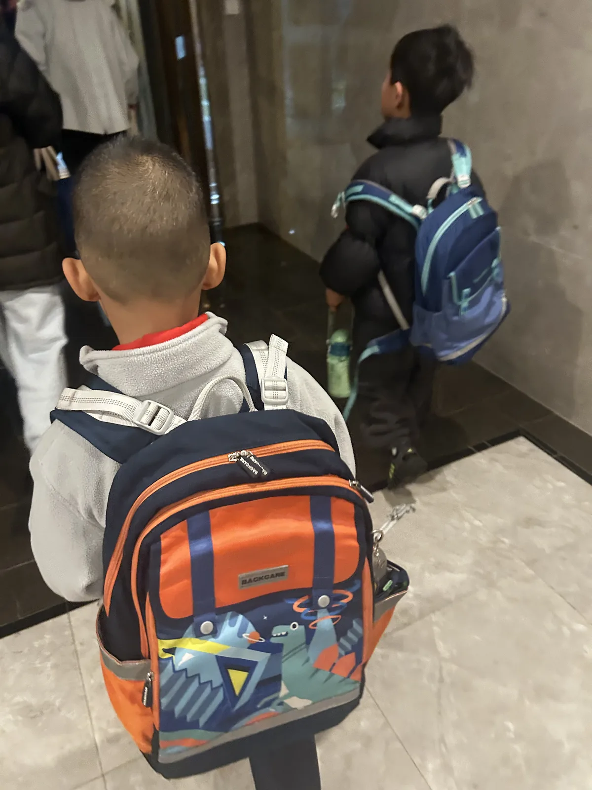 Due bambini con lo zaino