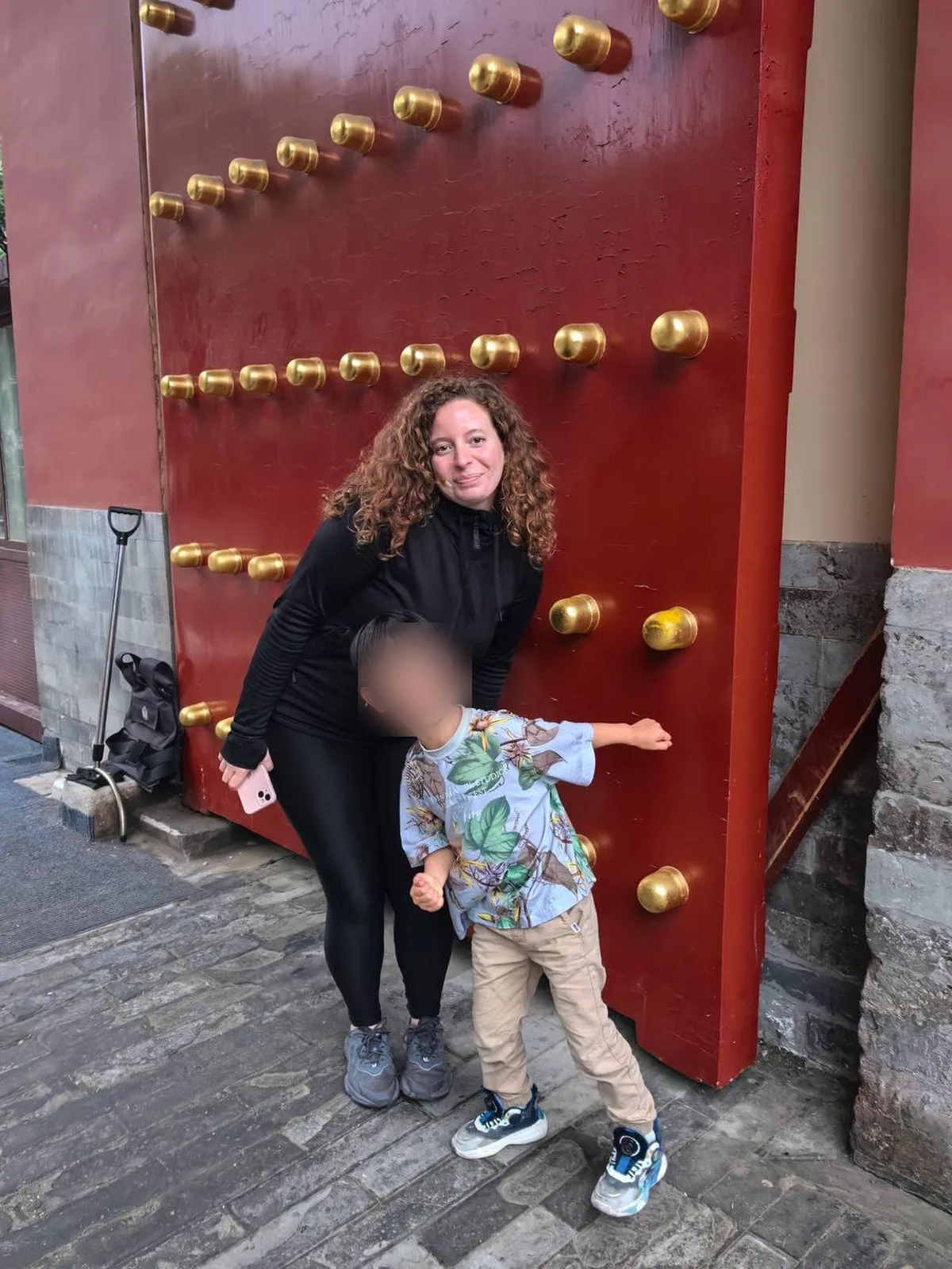 Arianna davanti al portone di un tempio