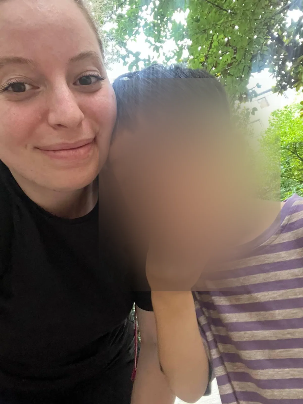 Arianna con il bambino della famiglia ospitante