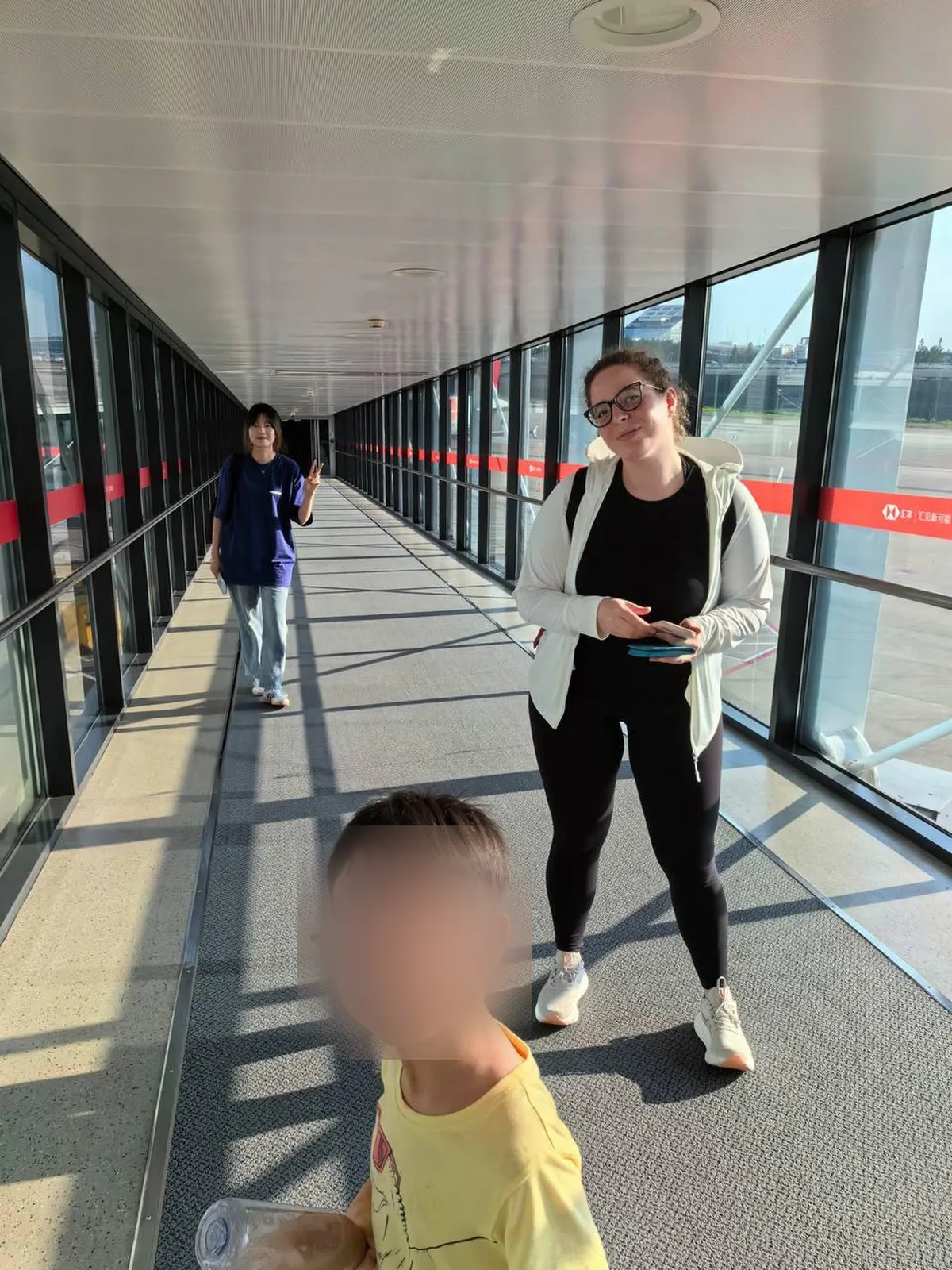 Arianna su una passerella d’imbarco, in aeroporto