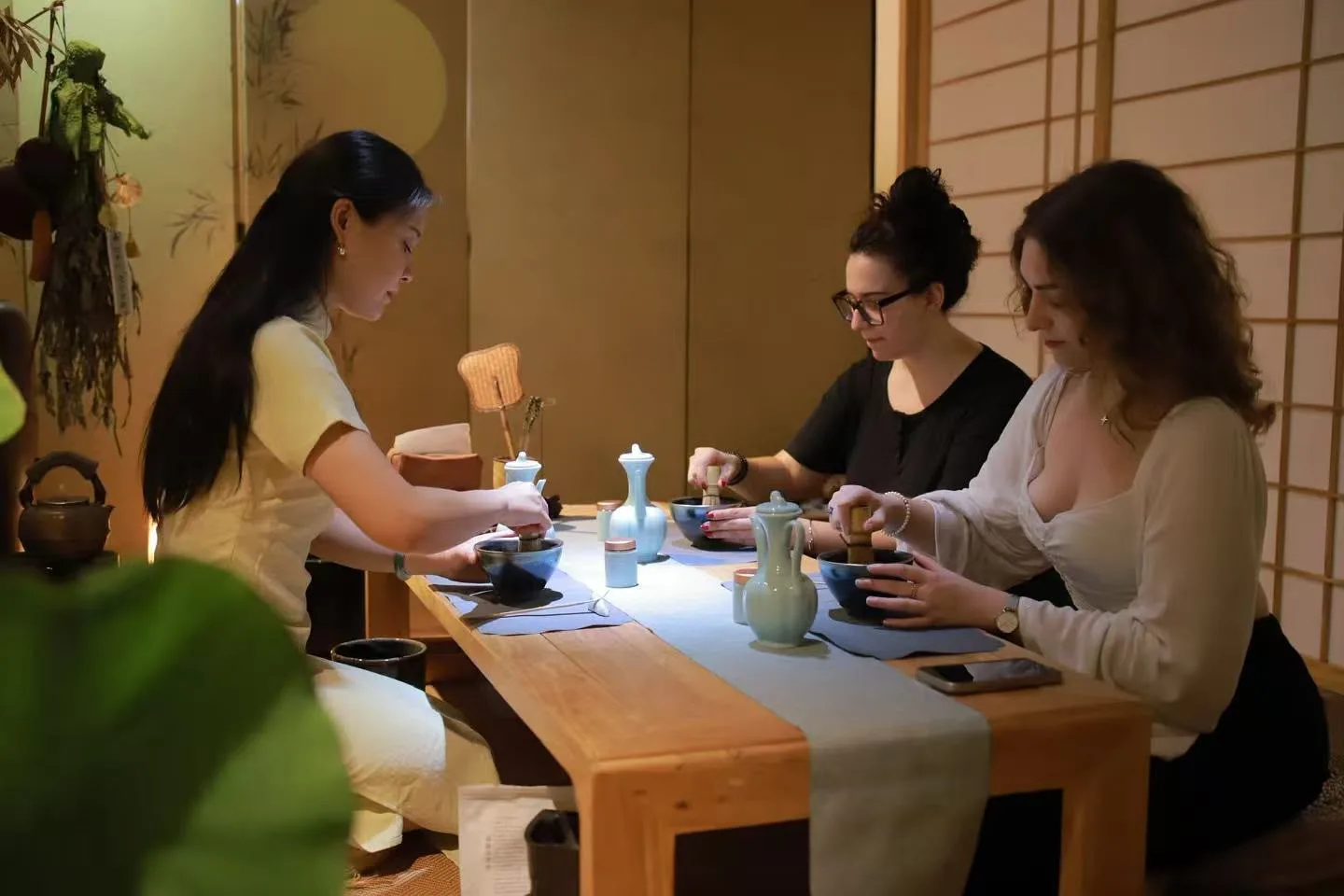Chiara e altre ragazze a un laboratorio artigianale