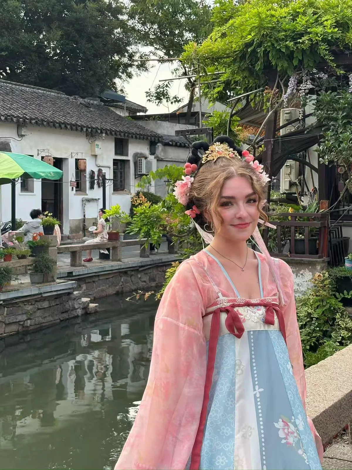 Chiara in abito tradizionale cinese lungo un canale