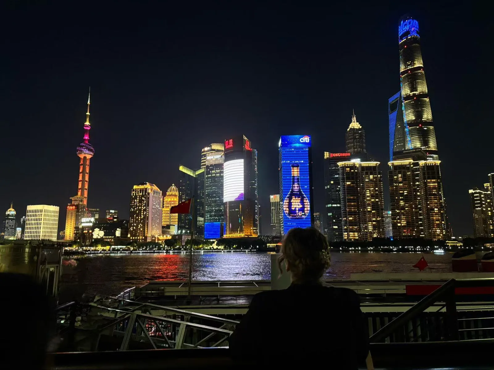 Lo skyline di Pudong visto dal Bund, di sera