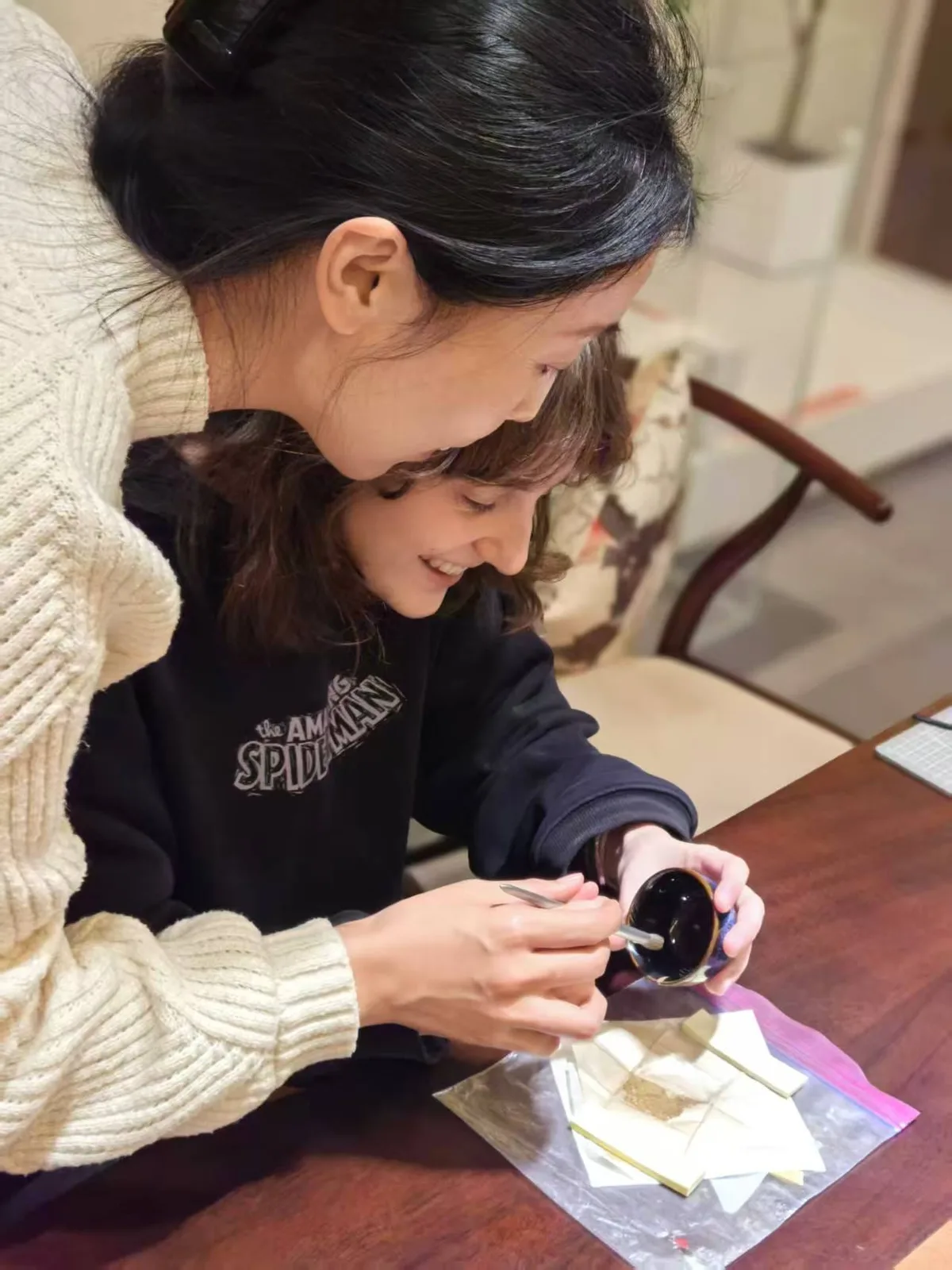 Elisa segue un laboratorio, con le mani guidate passo passo