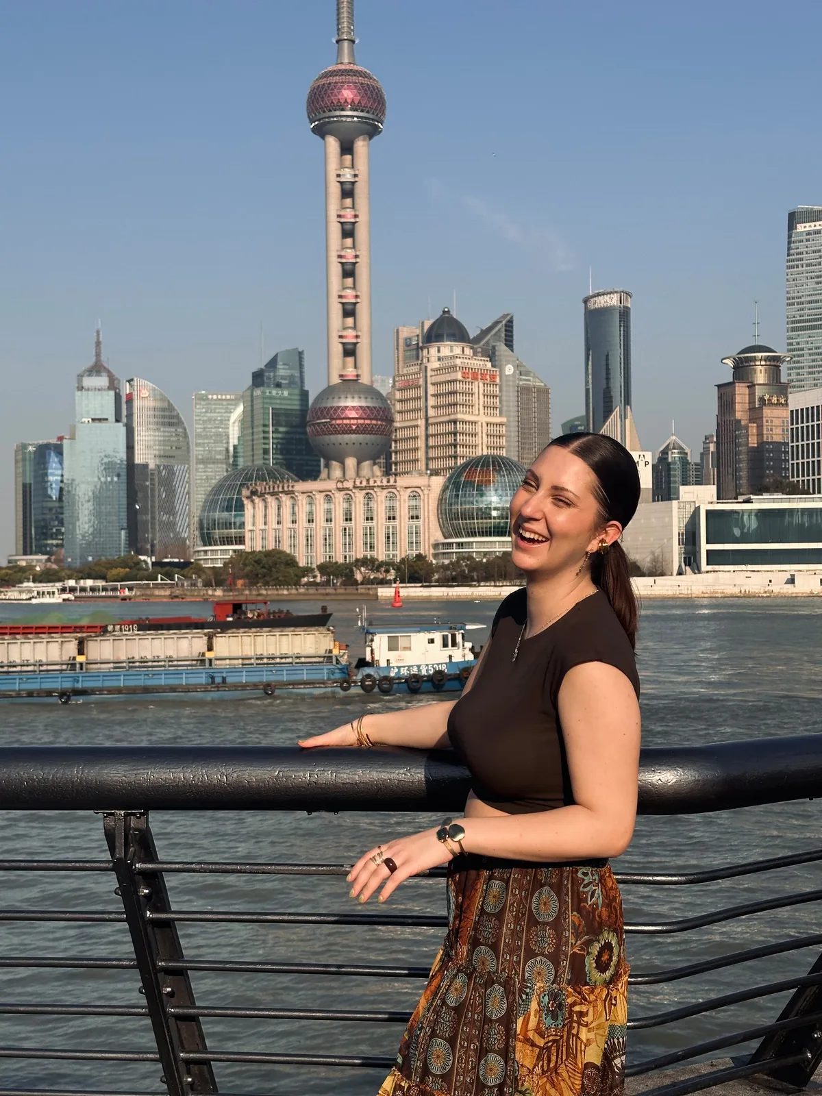 Francesca sul Bund, con lo skyline di Pudong alle spalle