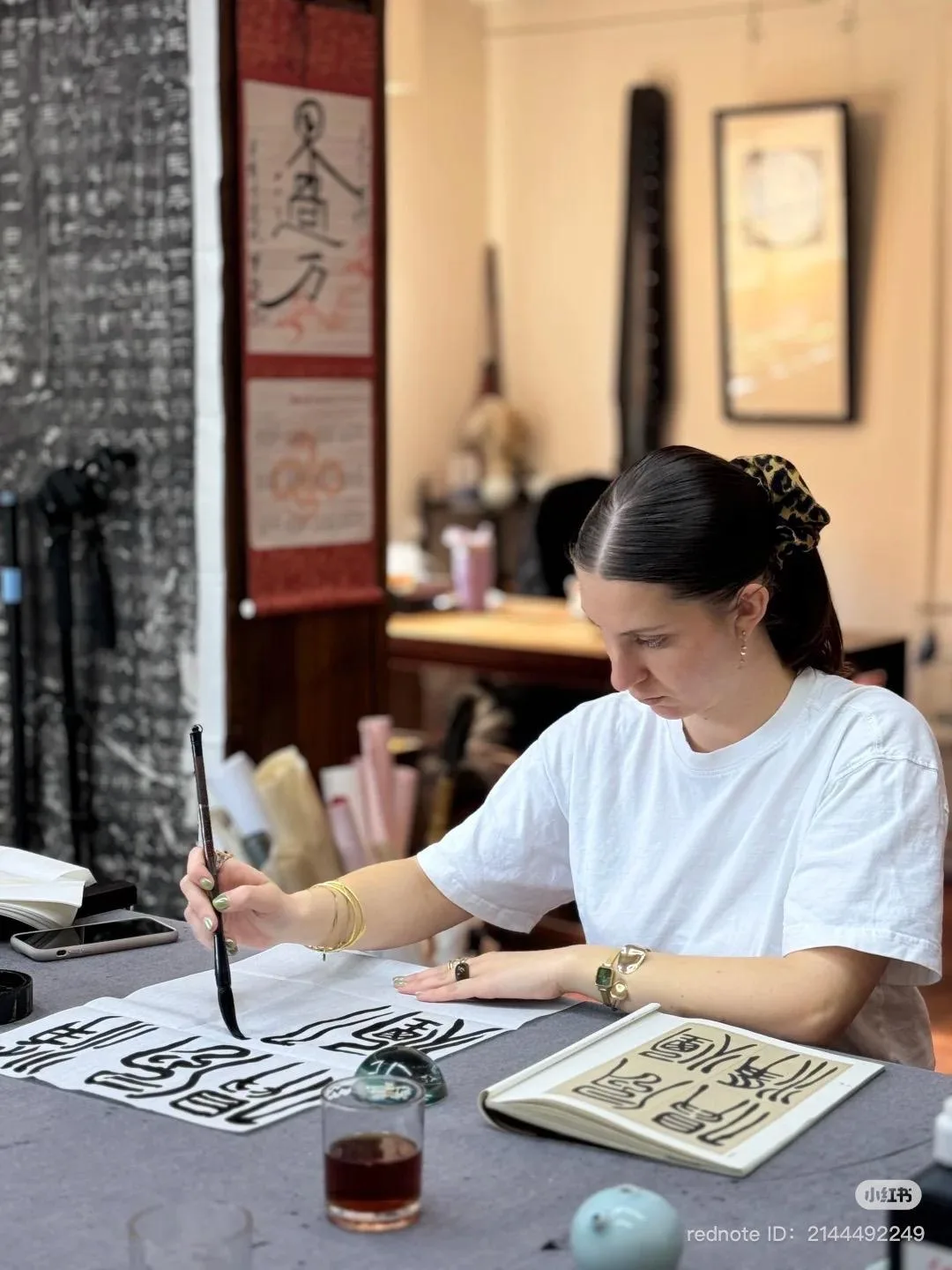 Francesca durante una lezione di calligrafia cinese
