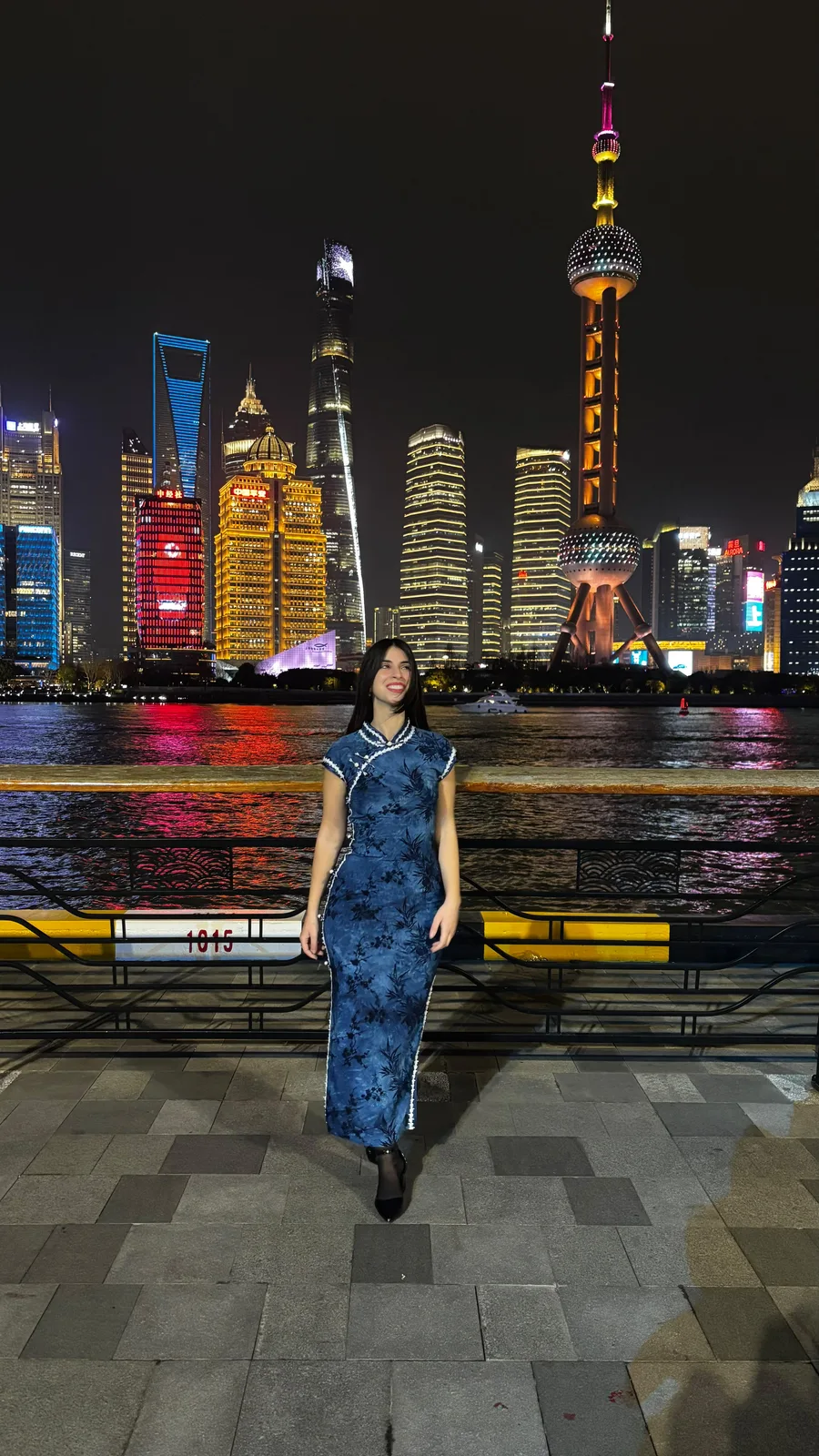 Vera in qipao davanti allo skyline di Shanghai