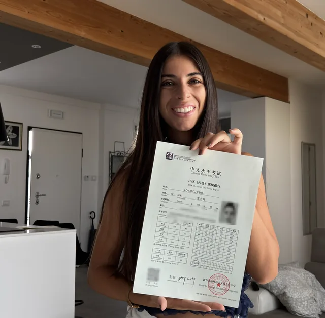 Vera con il suo certificato HSK 4